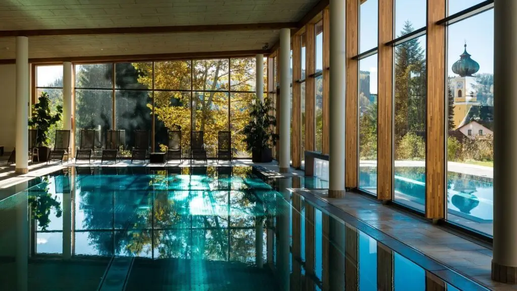 Conception et construction de piscines chauffées intérieur au Maroc